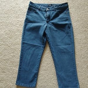 Capri's womens Lee classic fit